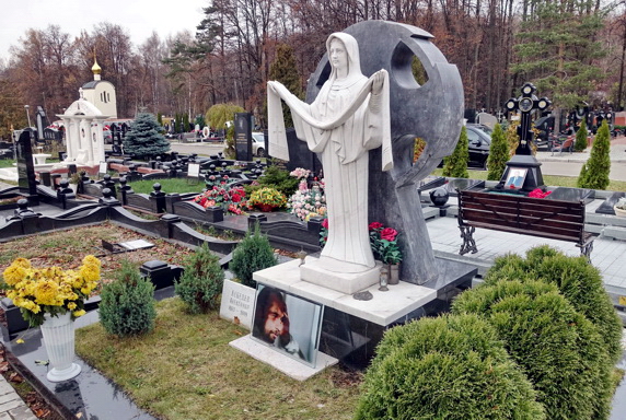 Изготовленная из белого мрамора скульптура плакальщицы