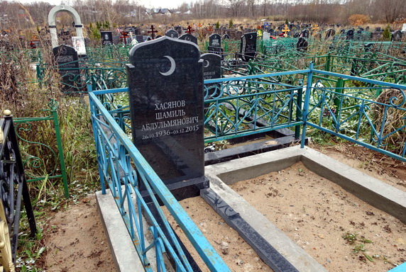 Вертикальный гранитный памятник на бетонном основании